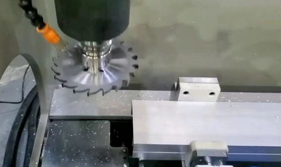 Centrale di lavorazione del profilo di alluminio CNC macchina di fresatura automatica per la perforazione dell'alluminio