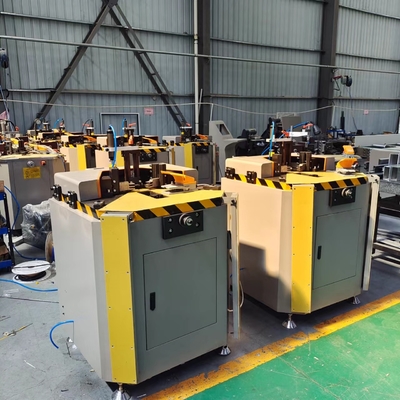 Macchina per il ritaglio degli angoli 380V Ritaglio di vetro in alluminio Posizione anteriore su e giù