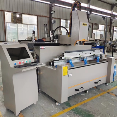 1.5m Macchina di foratura CNC in alluminio 3+1 Asse per la realizzazione di porte CNC