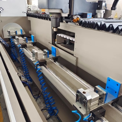 3000mm /3200mm Cambio automatico di attrezzi Centro di lavorazione per la trivellazione CNC Copia CNC Router Macchina per la fabbricazione di porte di vetro in alluminio