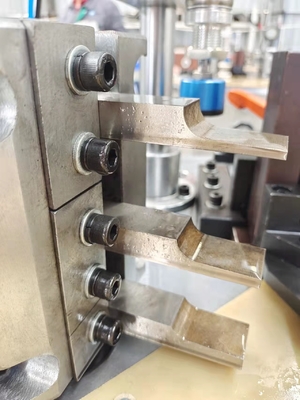 Macchina per il crimping degli angoli di profilo di alluminio per la realizzazione di porte di finestre 160Z