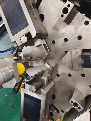 Macchina automatica per il crimping di angoli a 4 teste per la produzione di finestre in alluminio