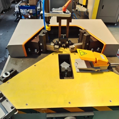 Macchine per la fabbricazione di porte e finestre in alluminio