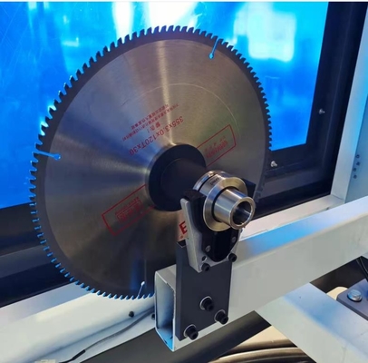 Centro di lavorazione CNC a 5 assi per profili industriali di alluminio con 12 riviste utensili per perforazione, fresatura e taglio