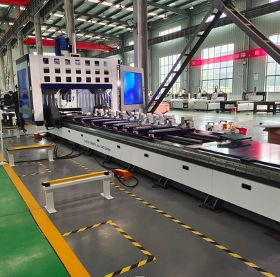 Centro di lavorazione CNC per alluminio a 5 assi con 12 attrezzi per la fabbricazione di porte di finestre e pareti a tenda
