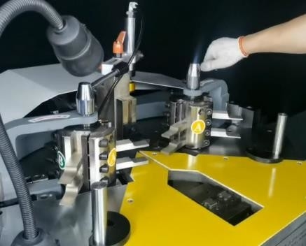 140mm Aluminium Corner Crimping Machine con 3 strumenti rivista