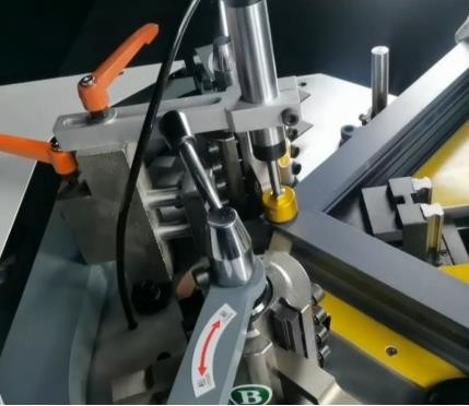 140mm Aluminium Corner Crimping Machine con 3 strumenti rivista