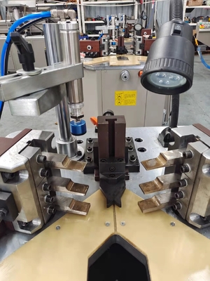 160 Macchine per il crimping degli angoli Potenza 1,5 kW Pressione dell'aria 0,6-0,8 MPa Per il crimping preciso