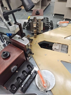160 Macchine per il crimping degli angoli Potenza 1,5 kW Pressione dell'aria 0,6-0,8 MPa Per il crimping preciso