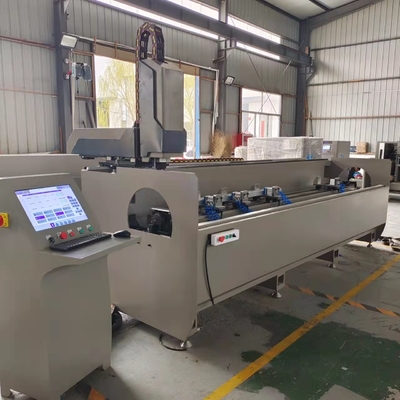 Centro di lavorazione per profili a controllo CNC a 3 assi che lavora con il profilo 3 lati sull'area della porta della finestra