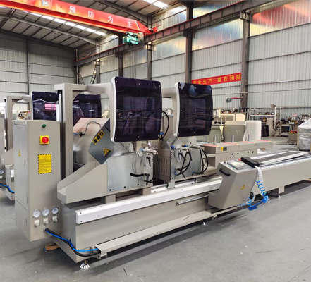 Macchina di segatura a doppia testa a mitra completamente automatica per la fabbricazione di porte di finestre