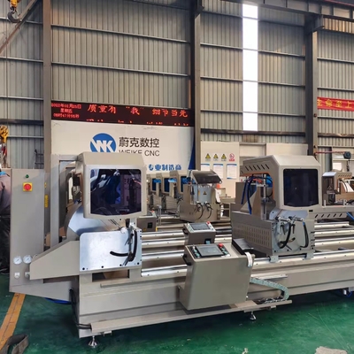 Macchina di segatura a doppia testa a mitra completamente automatica per la fabbricazione di porte di finestre