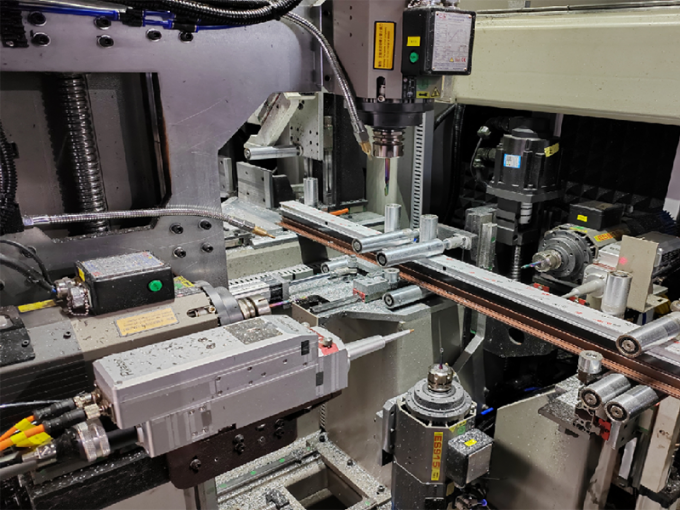 Centrale di fresatura per taglio e perforazione di profili di alluminio 1